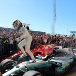 Lewis Hamilton vola con la sua Mercedes, e taglia per primo il traguardo. Il momento dell'arrivo e la gioia del pilota britannico