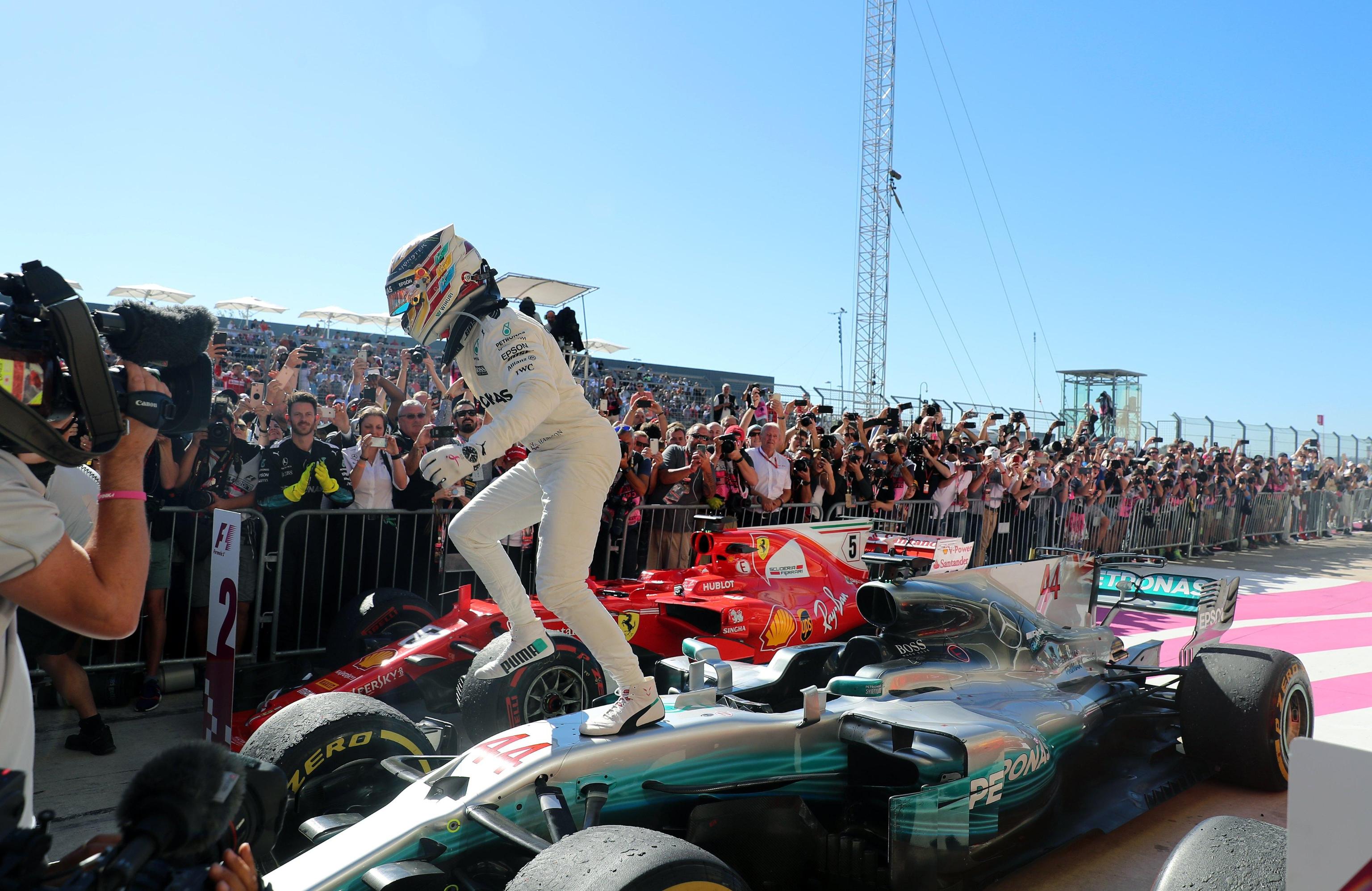 Lewis Hamilton vola con la sua Mercedes, e taglia per primo il traguardo. Il momento dell'arrivo e la gioia del pilota britannico
