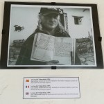Juan Lebras, proprietario della Casa del Telegrafista, in una foto con una copia del Diario in Bolivia del Che