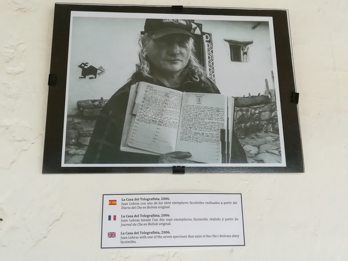 Juan Lebras, proprietario della Casa del Telegrafista, in una foto con una copia del Diario in Bolivia del Che