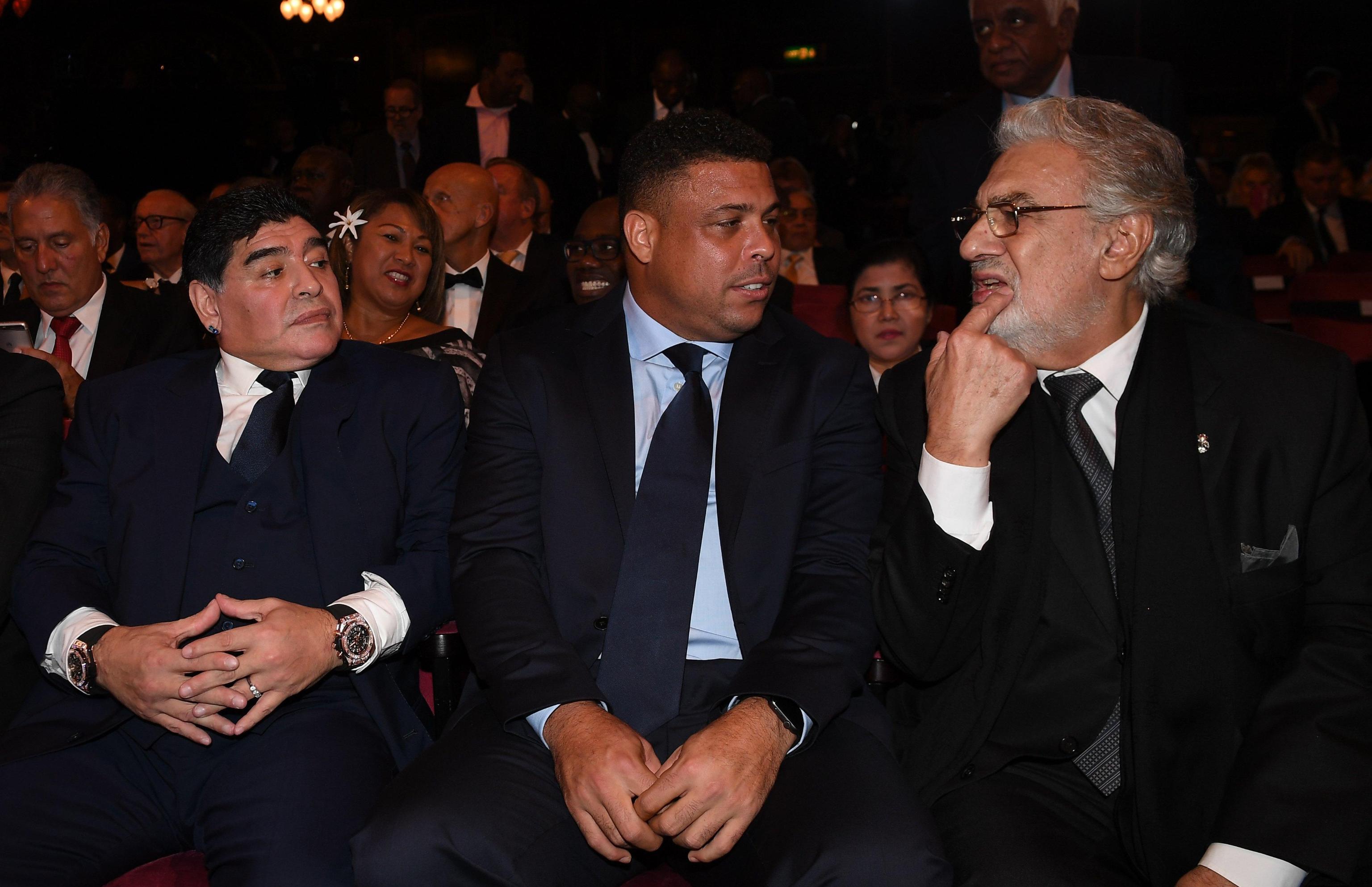 Grandi nomi tra gli ospiti. Nella foto Maradona, Ronaldo e il tenore Placido Domingo