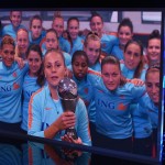 Lieke Mertens viene votata come miglior giocatrice dell'anno. Nella foto festeggia insieme alla nazionale olandese