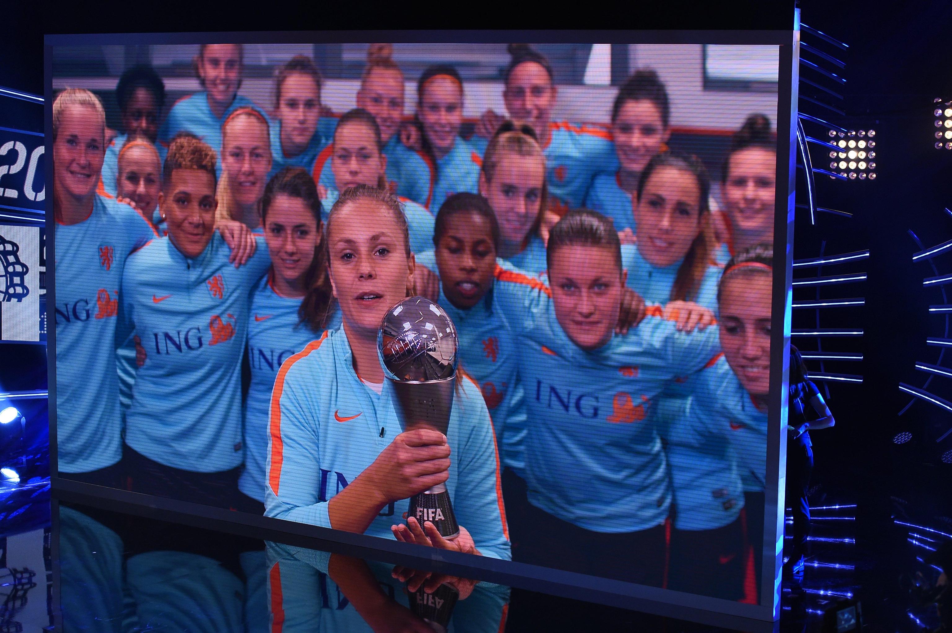 Lieke Mertens viene votata come miglior giocatrice dell'anno. Nella foto festeggia insieme alla nazionale olandese