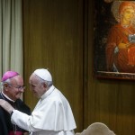 Papa Bergoglio accanto all'arcivescovo Vincenzo Paglia, Presidente della Pontificia Accademia per la Vita.