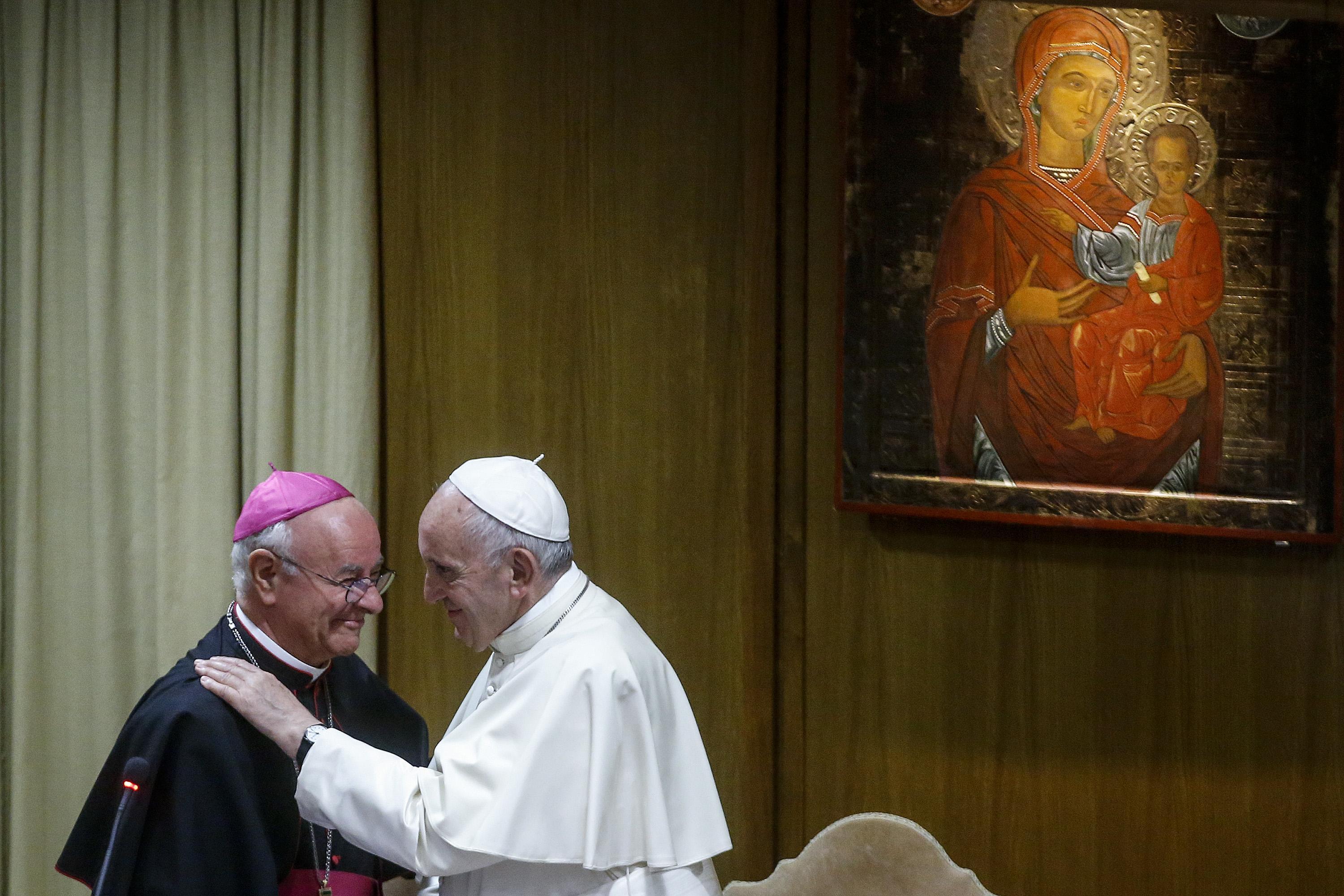 Papa Bergoglio accanto all'arcivescovo Vincenzo Paglia, Presidente della Pontificia Accademia per la Vita.