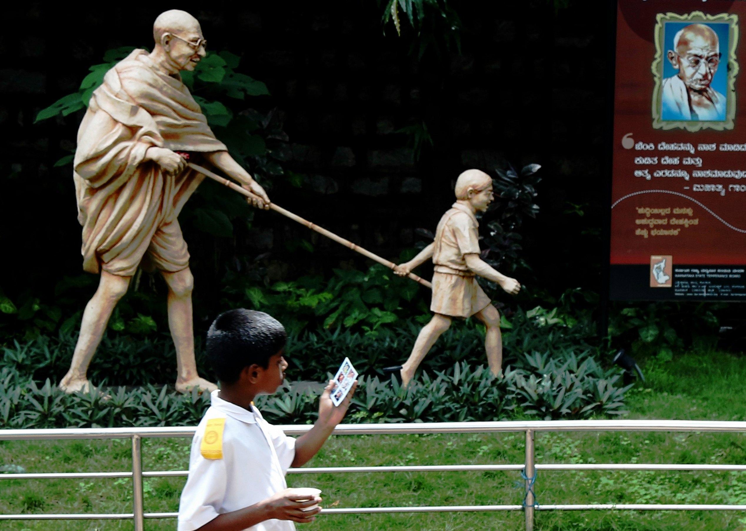 Un'altra statua dedicata al Mahatma nella città di Bangalore