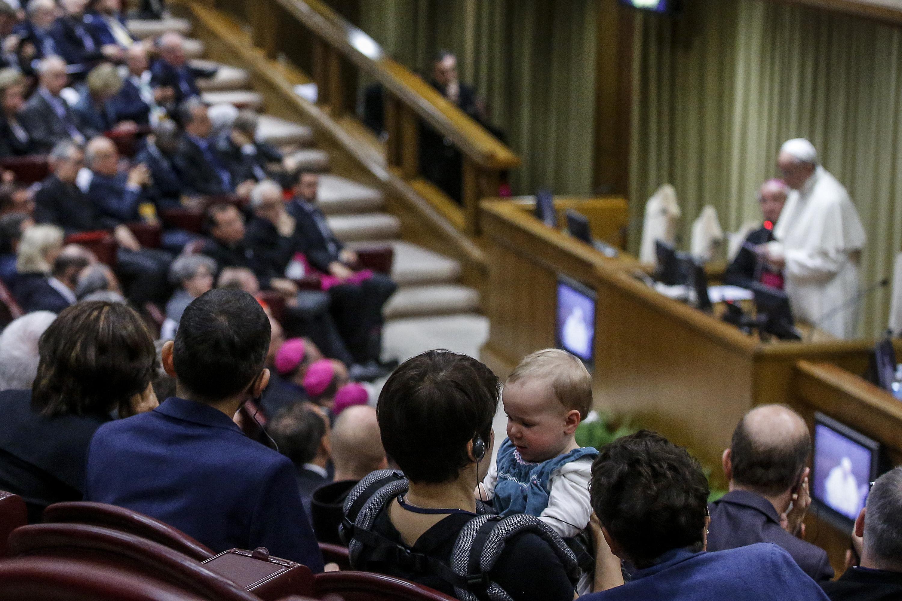 Una mamma ed il suo bambino mentre ascoltano il discorso del Papa all'Assemblea generale della PAV, nell'aula Paolo VI.