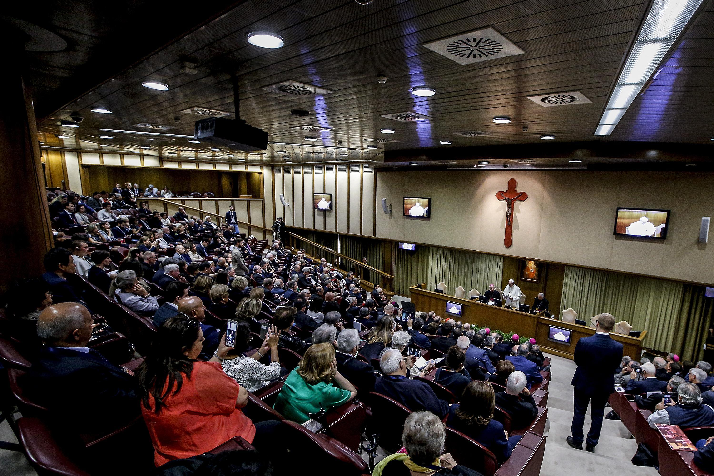Il Papa, citando il racconto biblico della creazione, ha commentato che la alleanza tra l'uomo e la donna "è certamente sigillata dall'unione d'amore, personale e feconda, che segna la strada della trasmissione della vita attraverso il matrimonio e la famiglia".