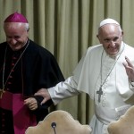 Papa Bergoglio ha poi denunciato come "egolatria" e "spregiudicato materialismo" dell'"alleanza tra economia e tecnica" propagano l'idea di "una vita come risorsa da sfruttare o da scartare in funzione del potere e del profitto".