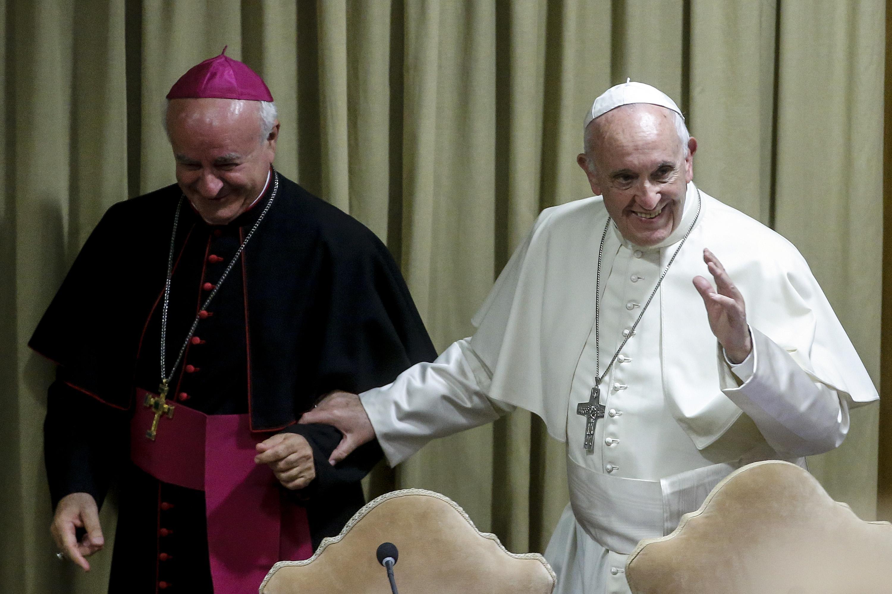 Papa Bergoglio ha poi denunciato come "egolatria" e "spregiudicato materialismo" dell'"alleanza tra economia e tecnica" propagano l'idea di "una vita come risorsa da sfruttare o da scartare in funzione del potere e del profitto".