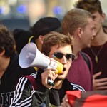 Rappresentante studenti a Firenze parla al megafono