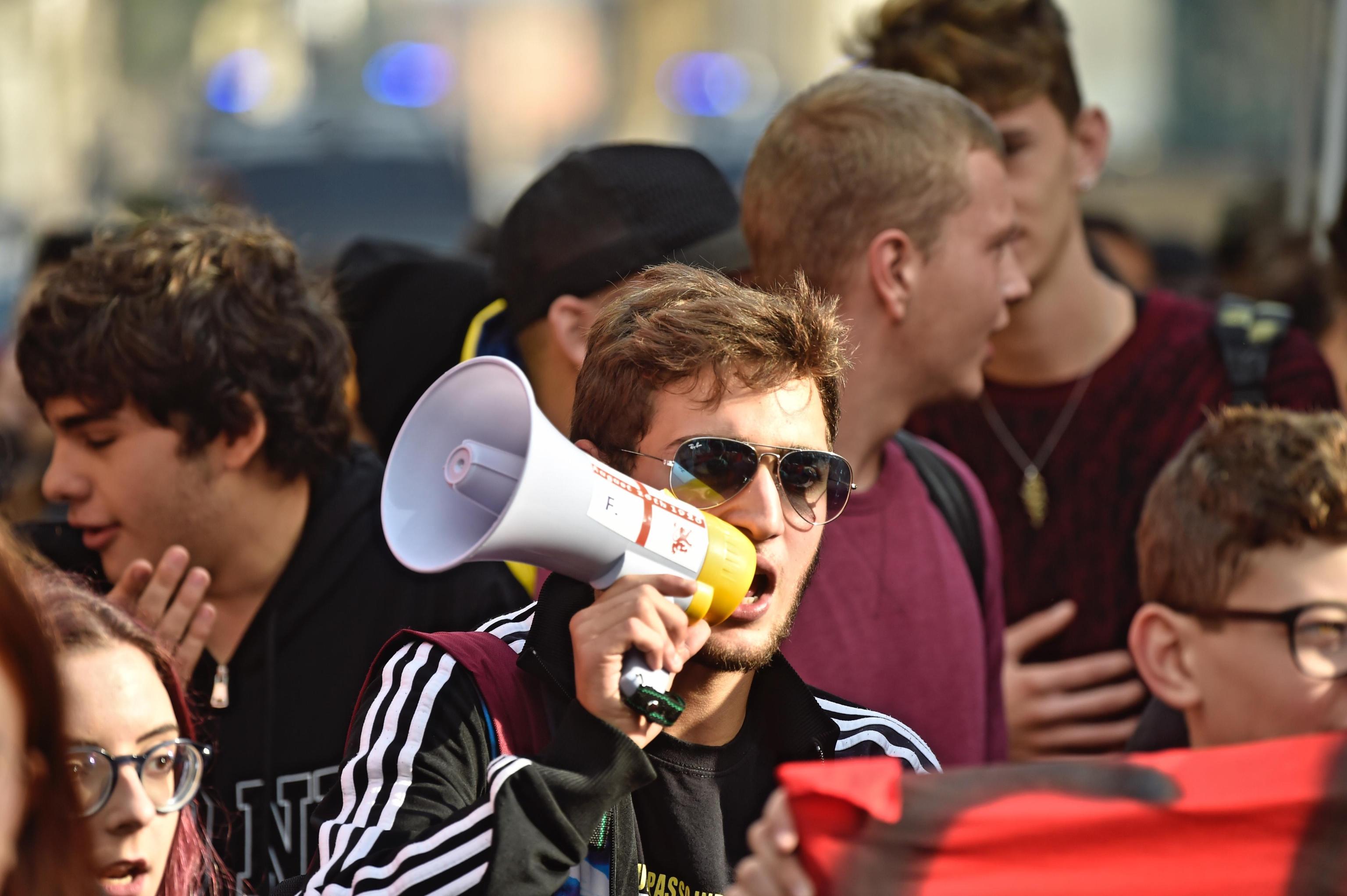 Rappresentante studenti a Firenze parla al megafono