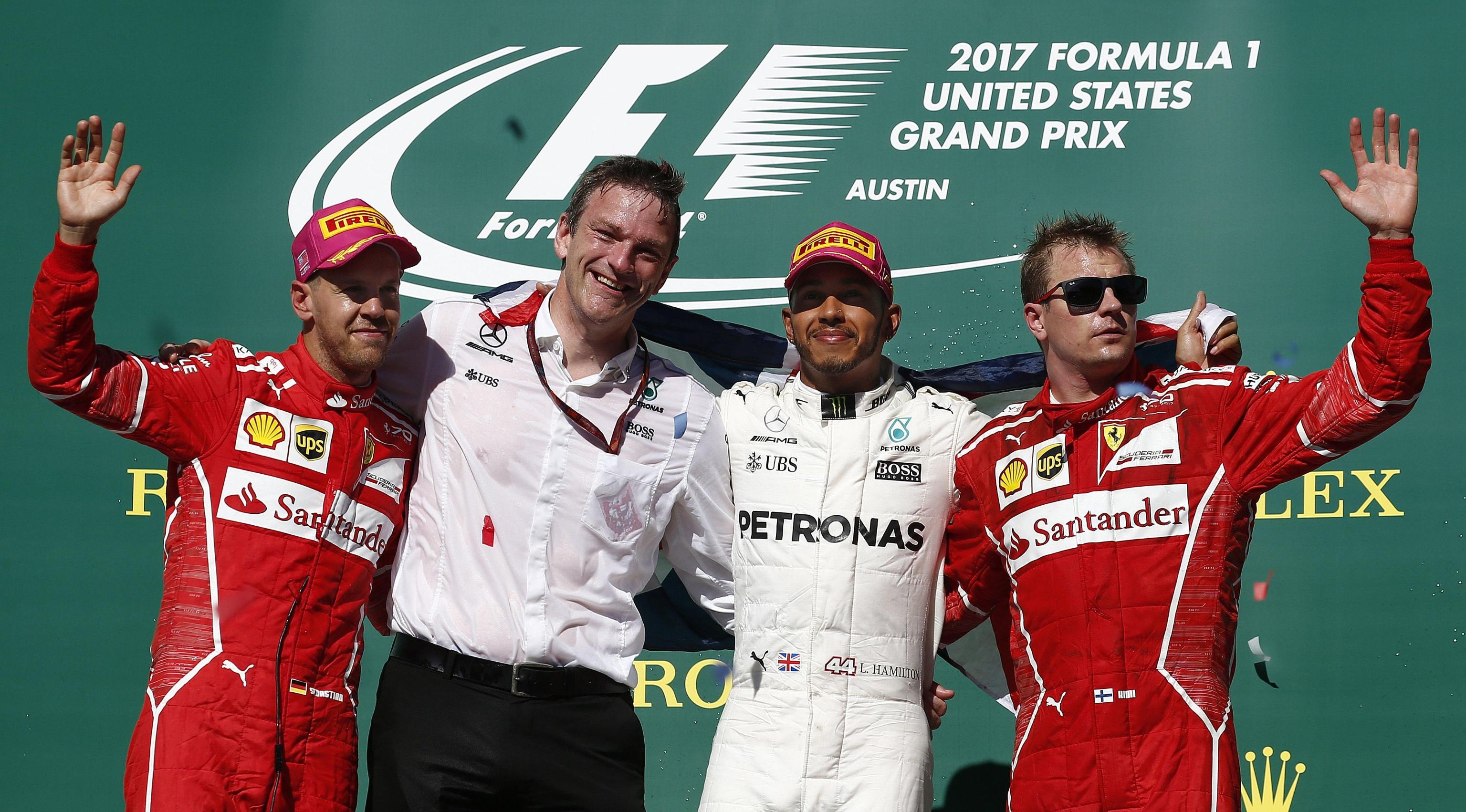 Il podio del Gran Prix delle Americhe di Austin, Texas: da sinistra Sebastian Vettel, secondo in classifica per la Ferrari; il tecnico Mercedes James Allison; il campione Lewis Hamilton, primo posto con la Mercedes, e il terzo in classifica Kimi Raikkonen, della scuderia di Maranello