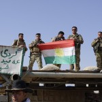 Soldati curdi mostrano la bandiera del Kurdistan Soldati curdi mostrano la bandiera del Kurdistan