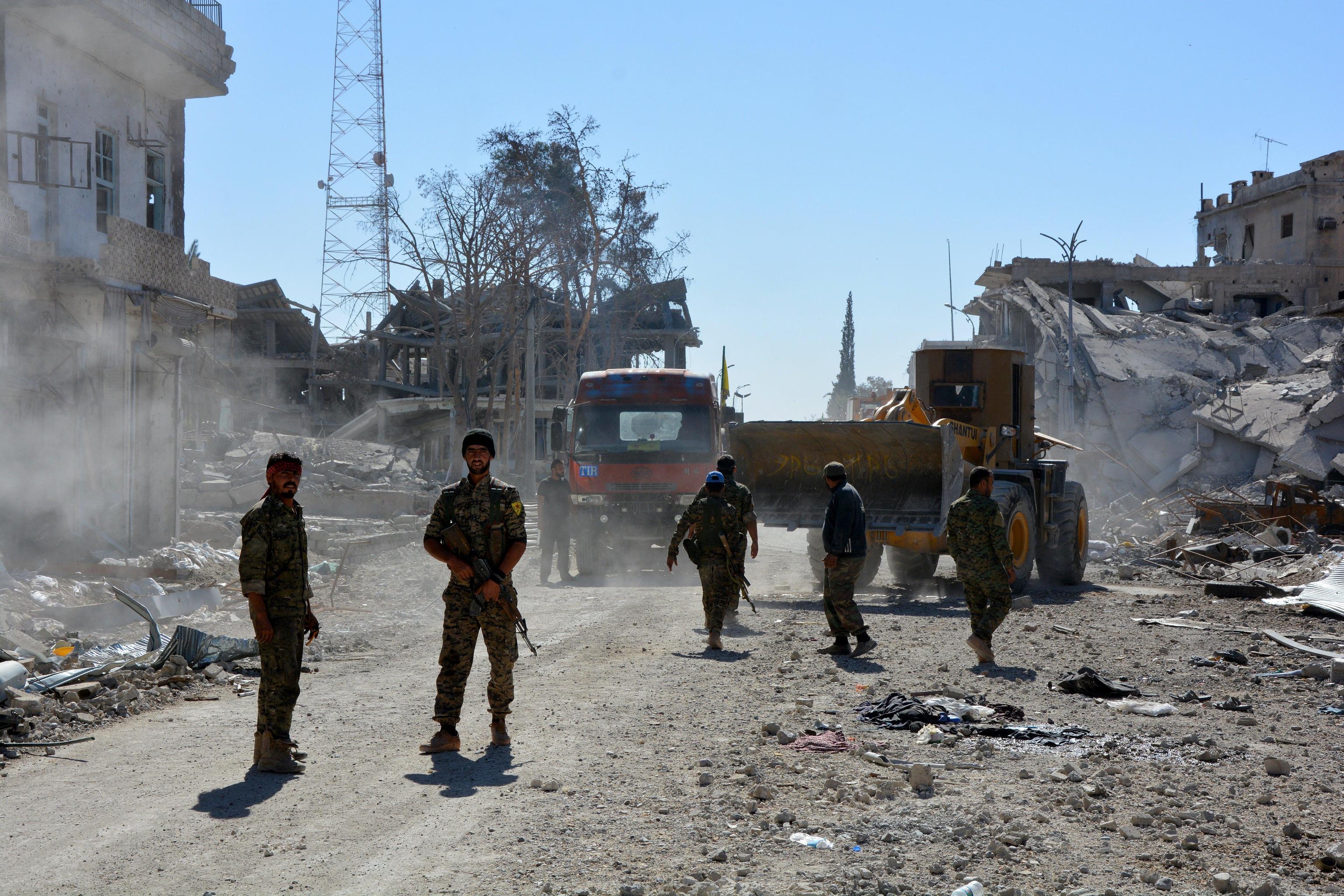 I militari dell'esercito siriano nell'ultimo quartiere libertato di Raqqa, quello di al-Na'im