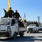 Le Forze Siriane Democratiche sfilano nel quartiere del centro di Raqqa, denominato al-Na'im