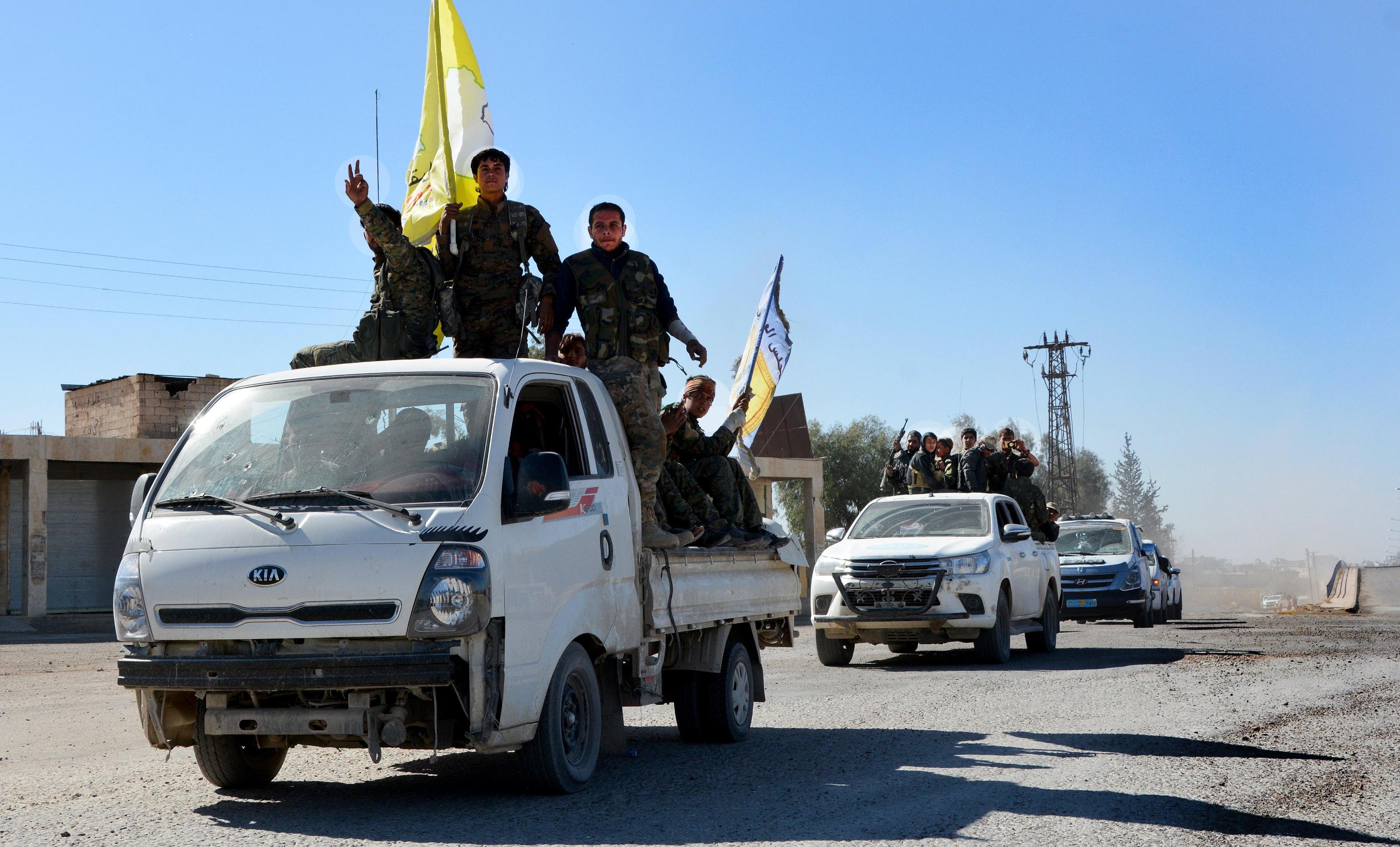 Le Forze Siriane Democratiche sfilano nel quartiere del centro di Raqqa, denominato al-Na'im