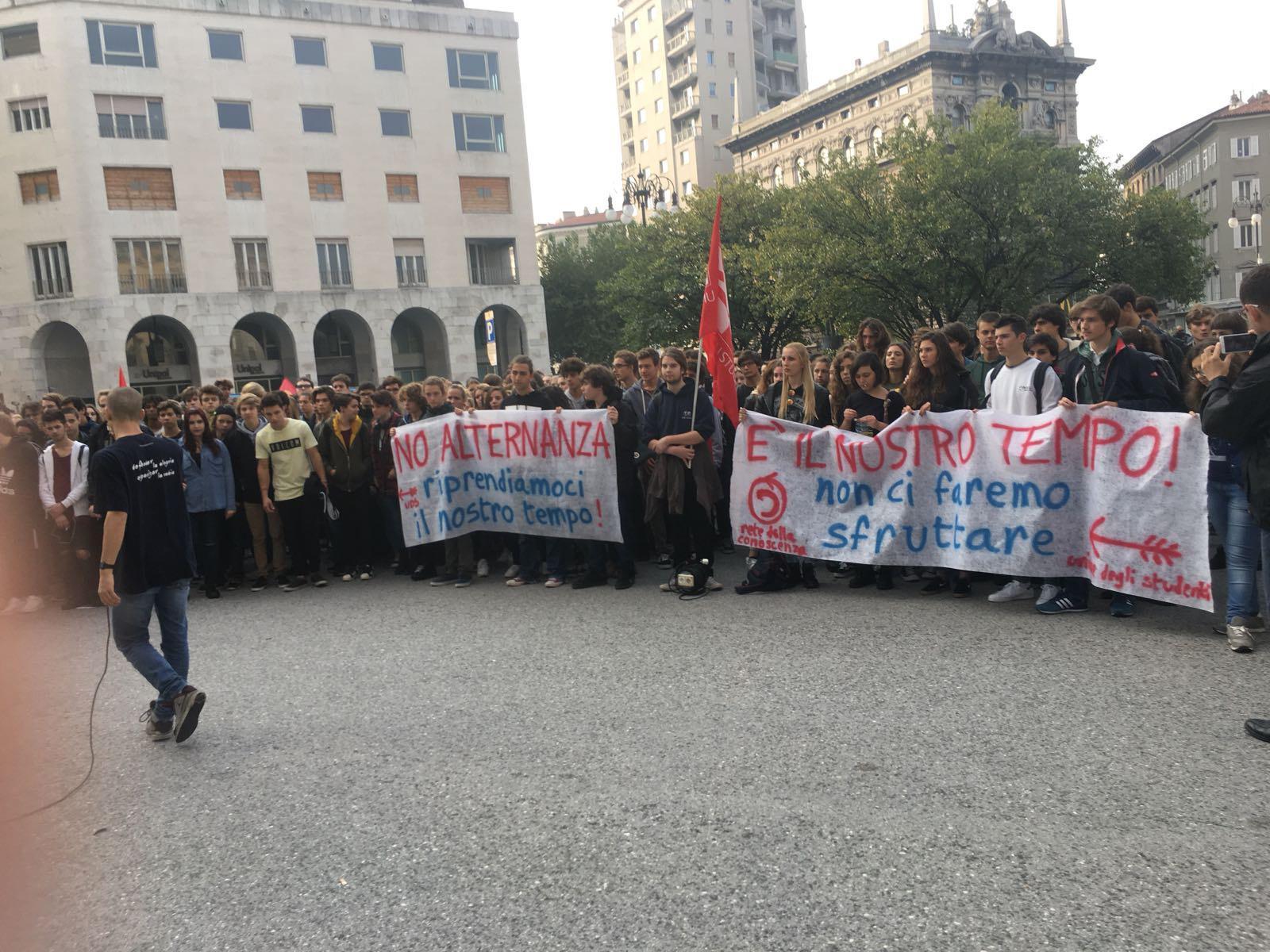 "Non ci faremo sfruttare" scrivono sugli striscioni i ragazzi a Trieste