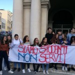 "Siamo studenti e non servi" scrivono da Messina