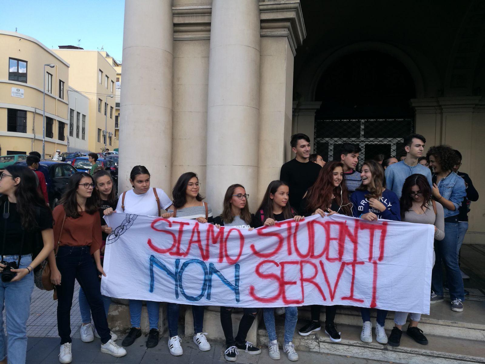 "Siamo studenti e non servi" scrivono da Messina
