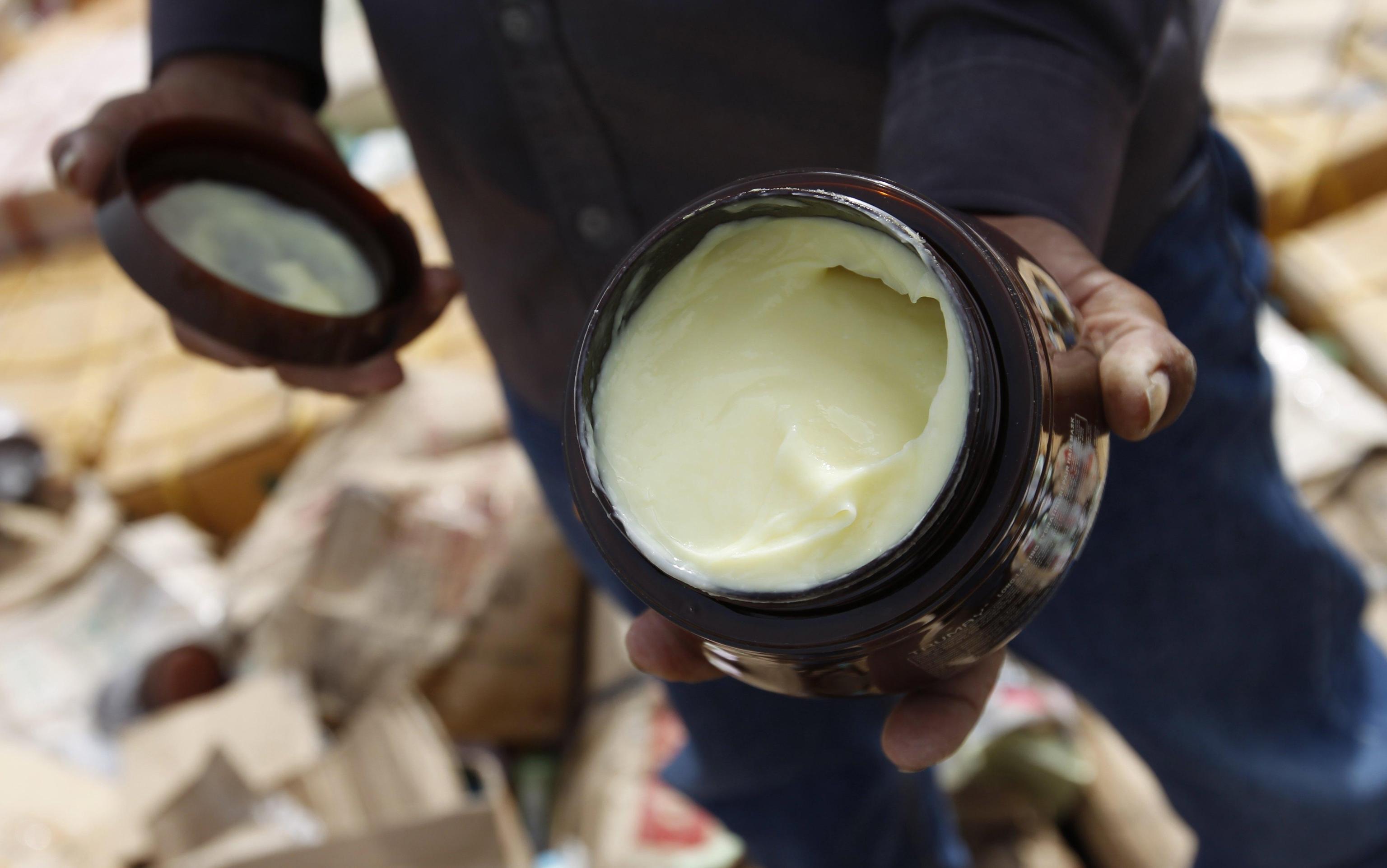 Dettaglio di un barattolo, contenente cosmetici falsi