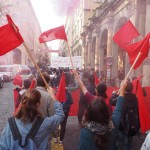 Bandiere in alto a Bologna al corteo contro il fallimento delle politiche sulla scuola