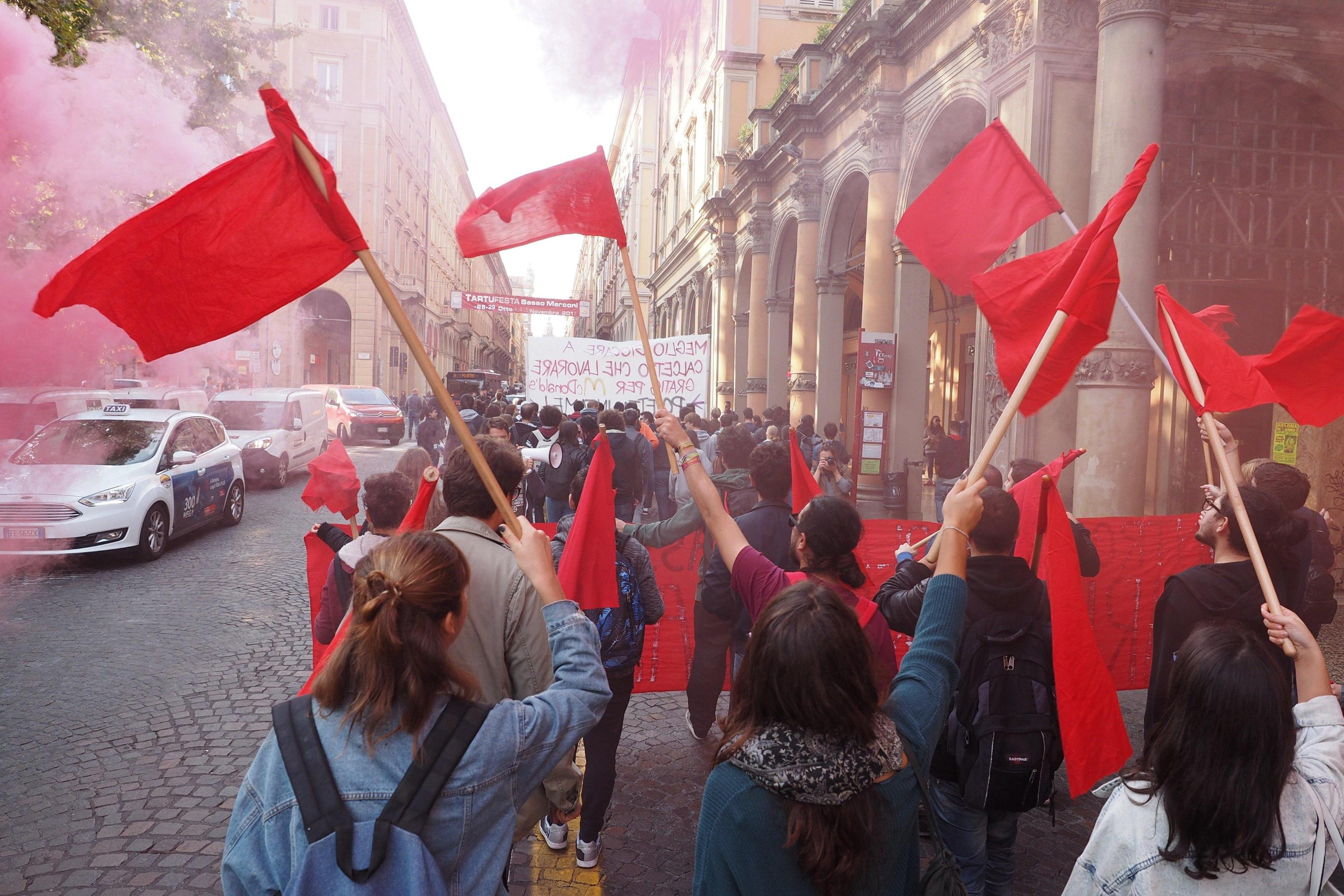 Bandiere in alto a Bologna al corteo contro il fallimento delle politiche sulla scuola