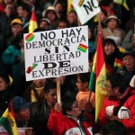"Non c'è democrazia senza libertà di espressione" recita il cartello "Non c'è democrazia senza libertà di espressione" recita il cartello