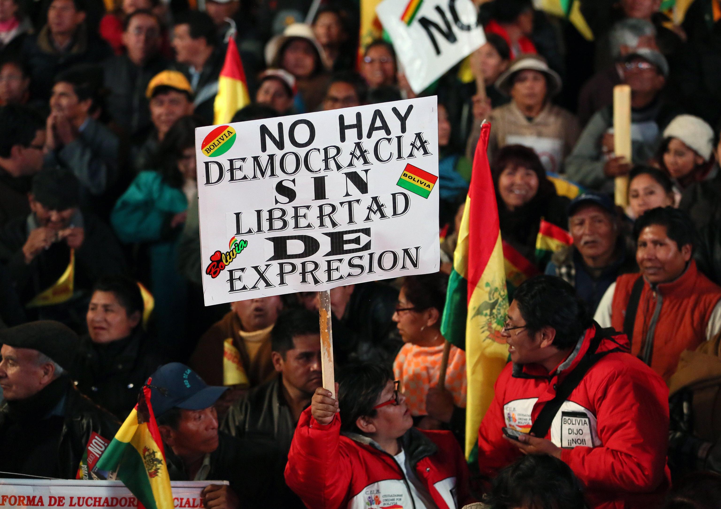 "Non c'è democrazia senza libertà di espressione" recita il cartello "Non c'è democrazia senza libertà di espressione" recita il cartello