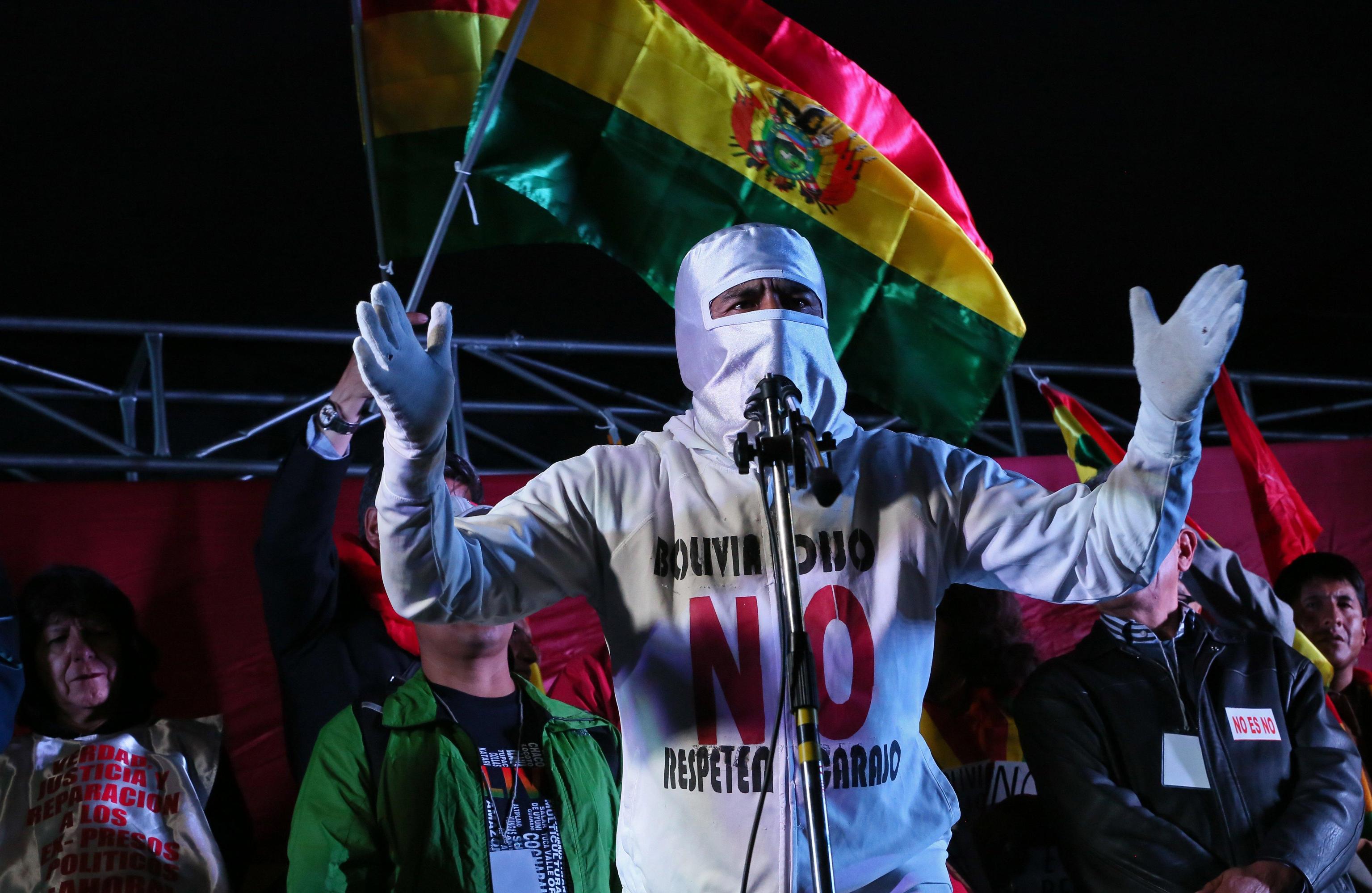 Un uomo manifesta il suo no alla rielezione di Morales Un uomo manifesta il suo no alla rielezione di Morales