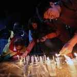Anche un ragazzo si unisce al rituale delle candele Anche un ragazzo si unisce al rituale delle candele