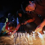 Anche un ragazzo si unisce al rituale delle candele