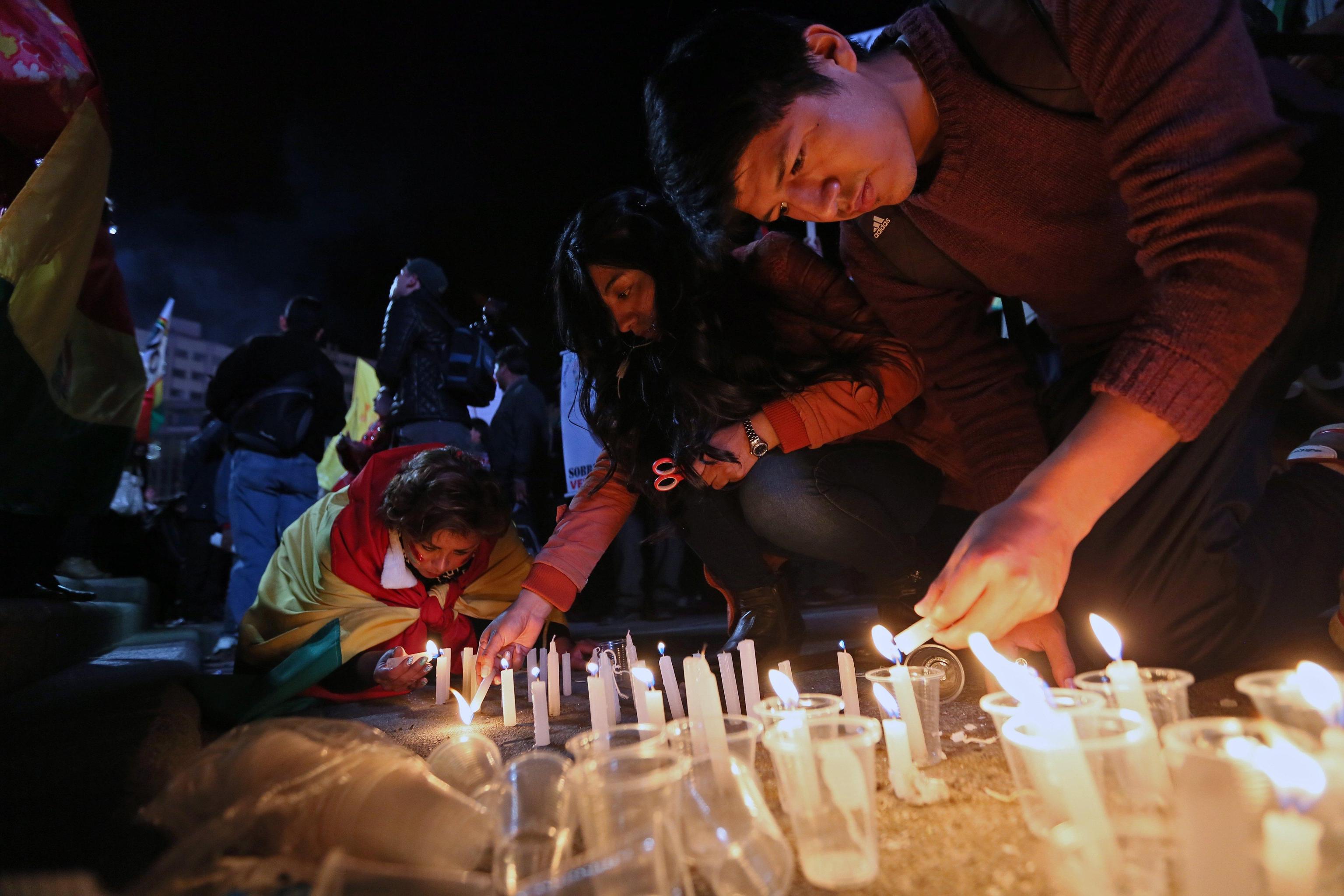 Anche un ragazzo si unisce al rituale delle candele Anche un ragazzo si unisce al rituale delle candele