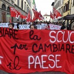 Studenti in piazza a Firenze durante la manifestazione contro le politiche del governo sulla scuola