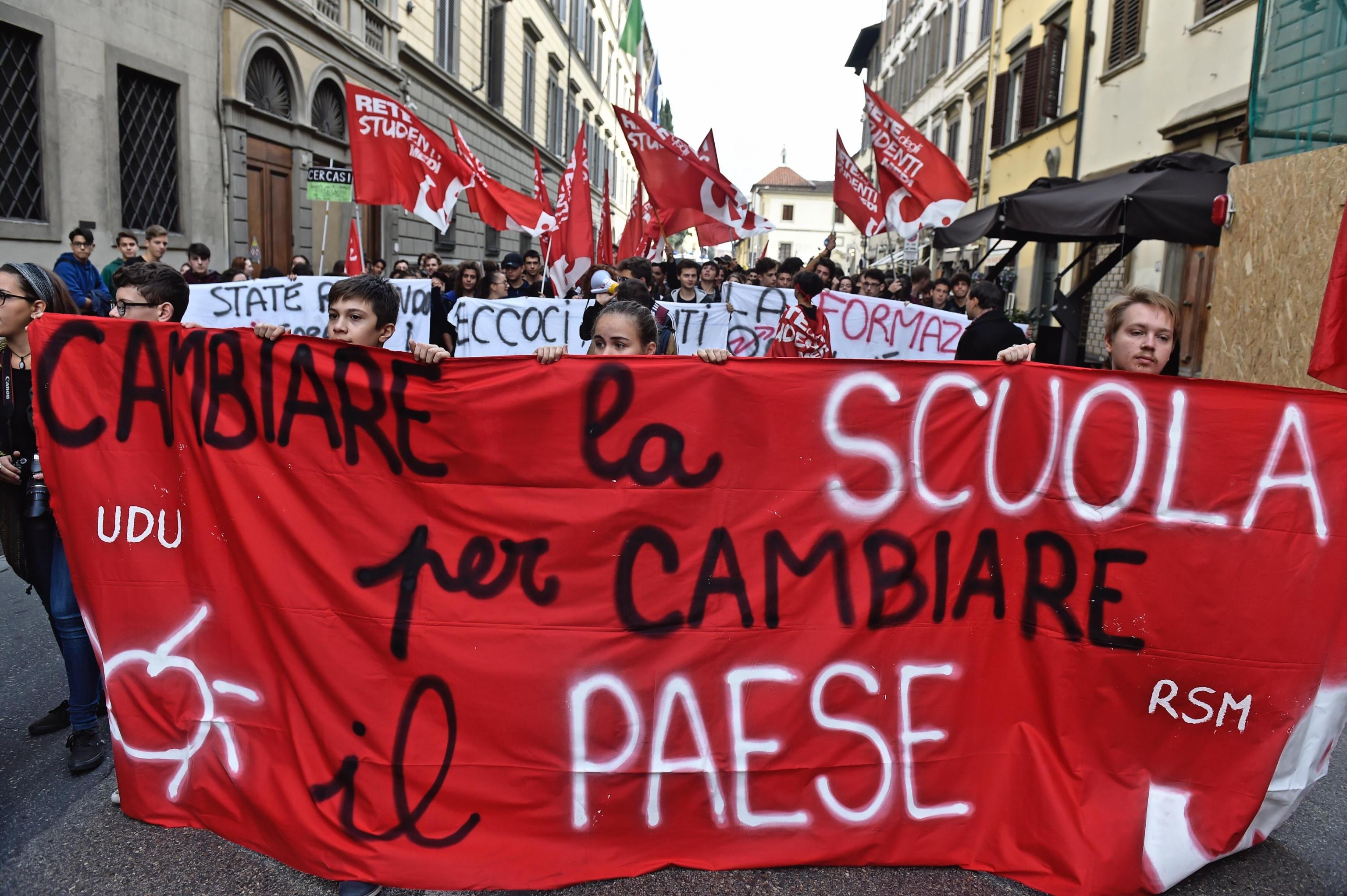 Studenti in piazza a Firenze durante la manifestazione contro le politiche del governo sulla scuola