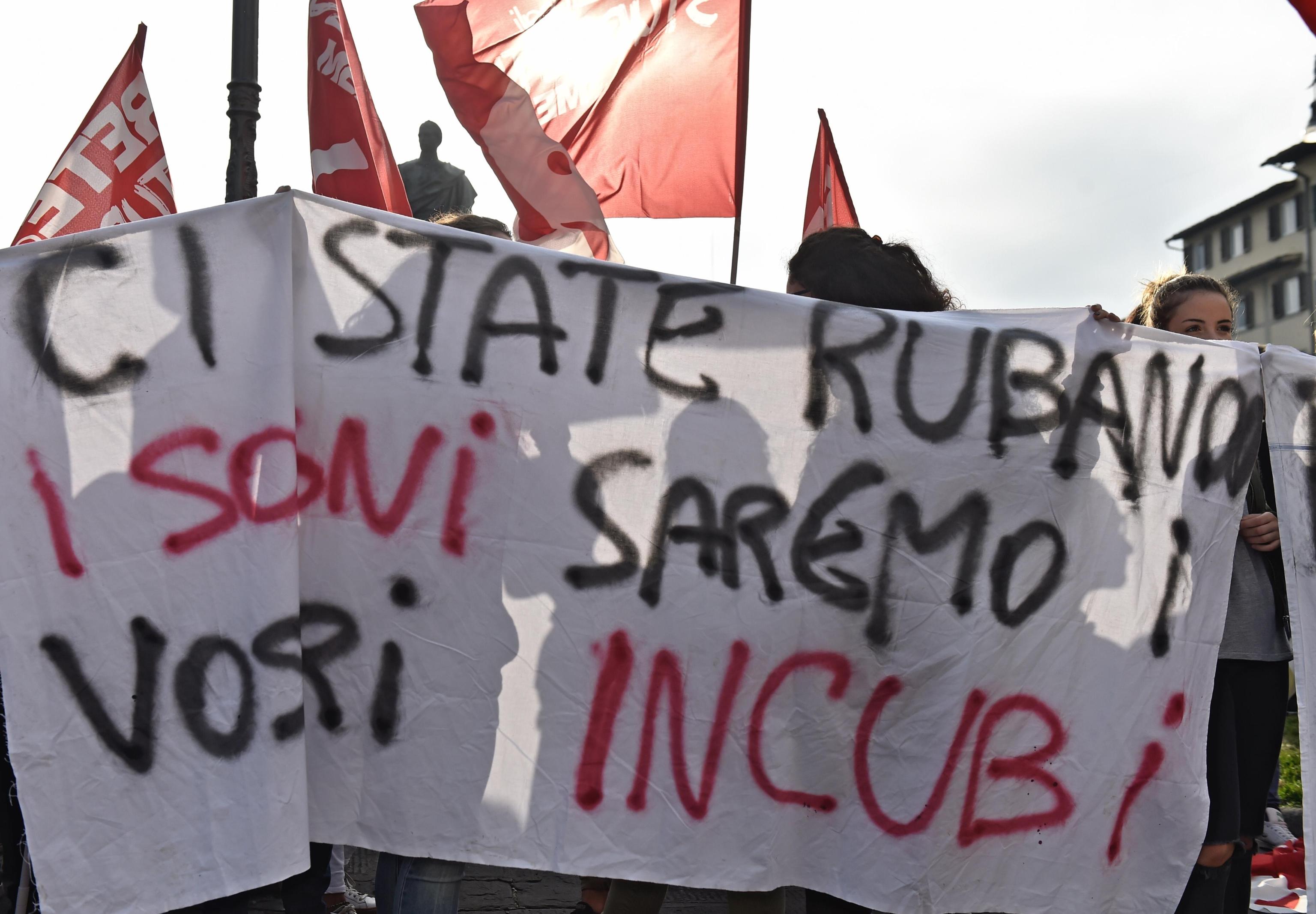 Striscione realizzato dagli studenti a Firenze contro le politiche riguardanti la scuola