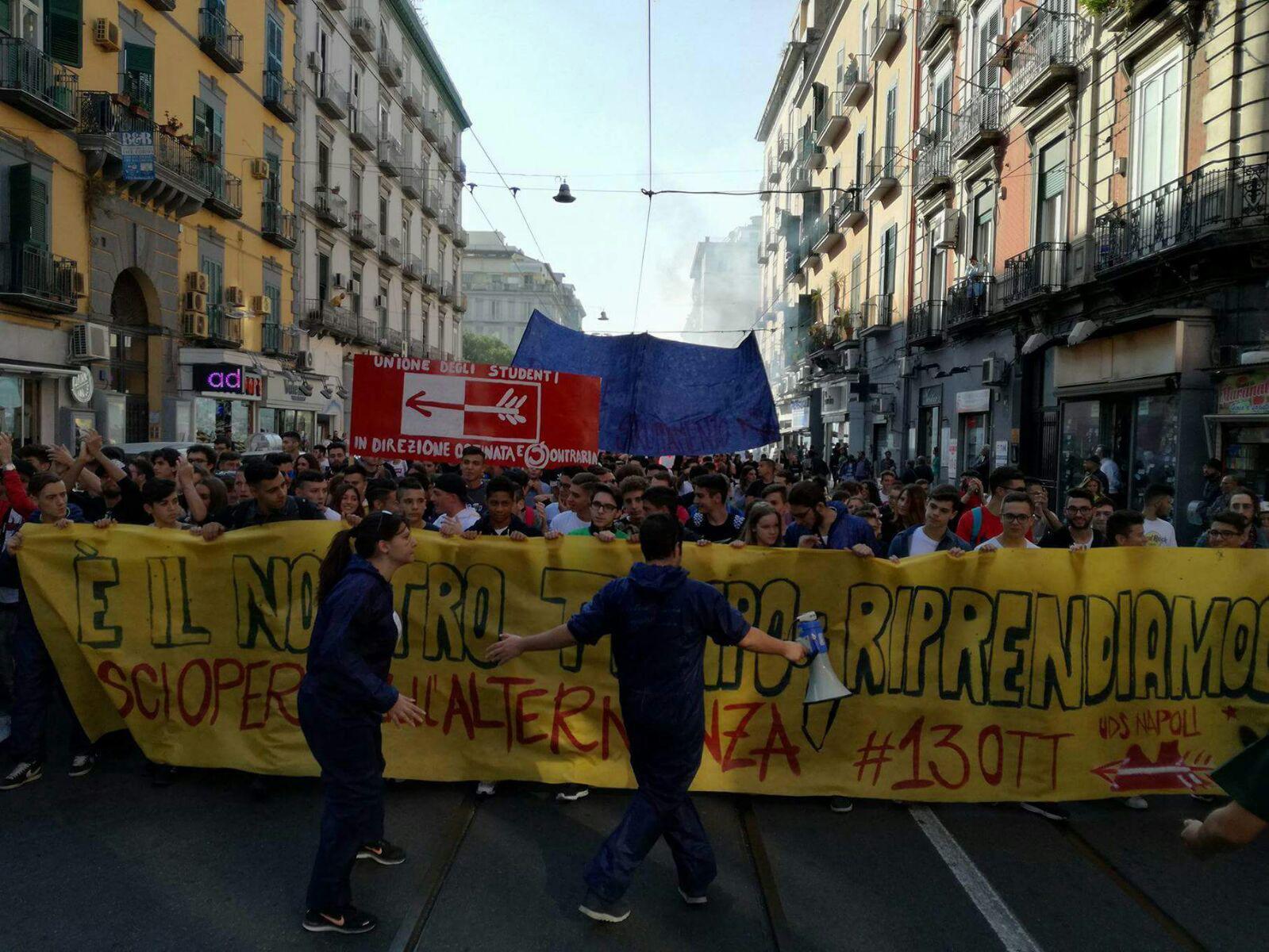 Corteo studenti a Napoli