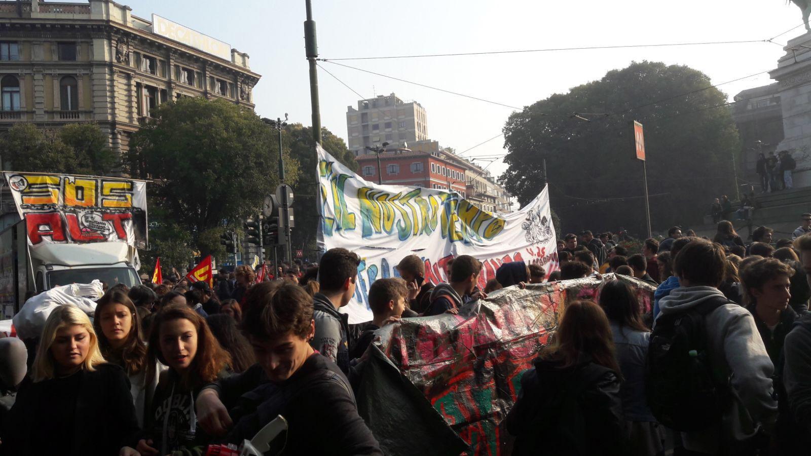 Studenti in piazza a Milano, oggi, venerdì 13 ottobre
