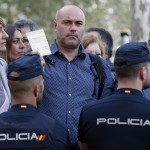 Fra i manifestanti anche il parlamentare catalano Jordi Salvador i Duch, con in mano una delle schede del referendum indipendentista del 1° ottobre. Fra i manifestanti anche il parlamentare catalano Jordi Salvador i Duch, con in mano una delle schede del referendum indipendentista del 1° ottobre.