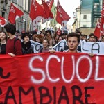Corteo a Firenze. Striscioni e bandiere in alto contro l'alternanza scuola-lavoro