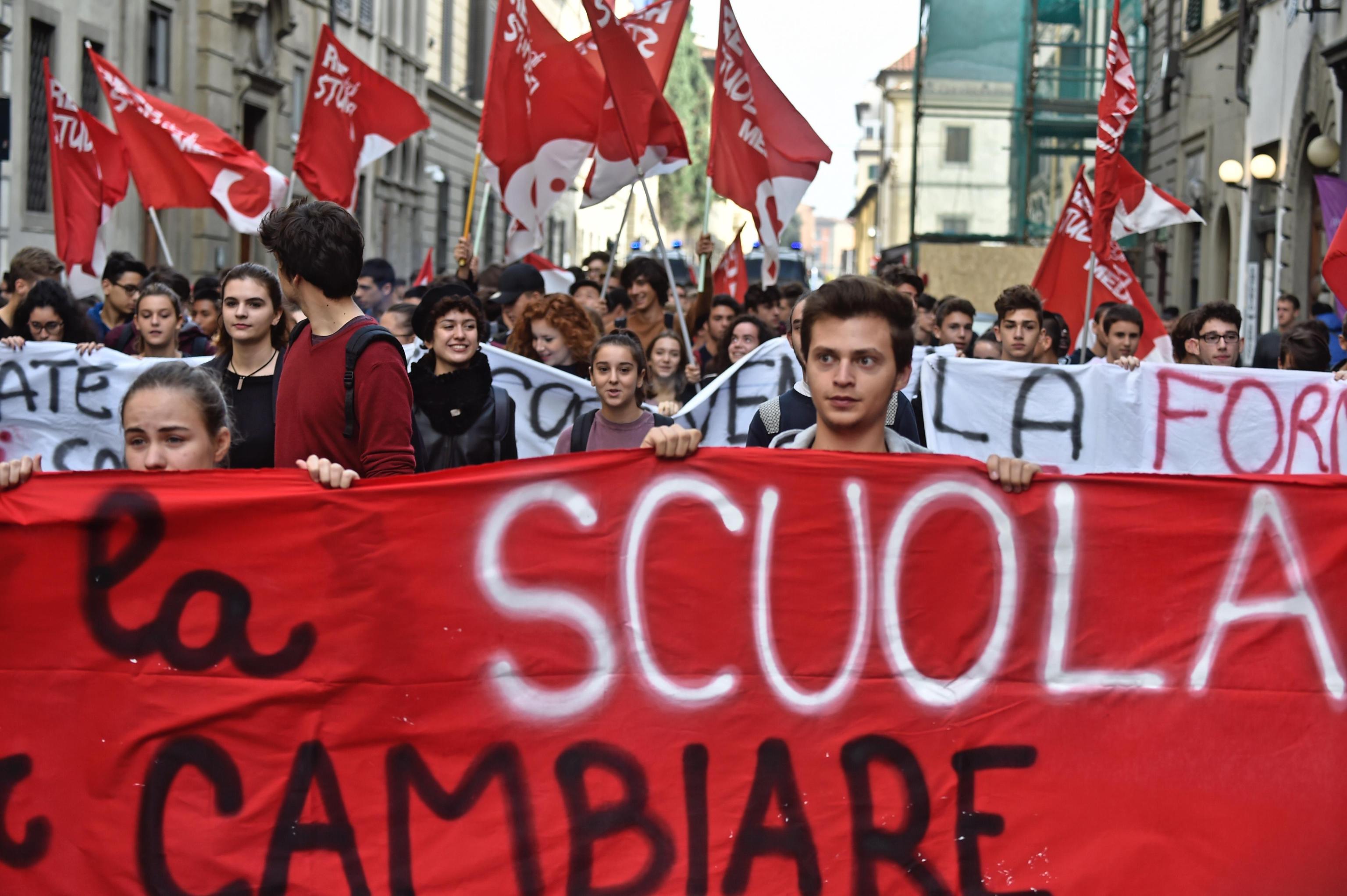 Corteo a Firenze. Striscioni e bandiere in alto contro l'alternanza scuola-lavoro