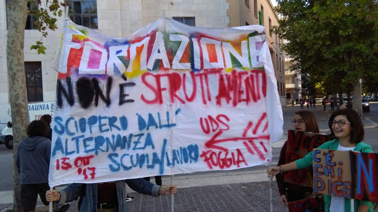 "Formazione non è sfruttamento" scrivono sugli striscioni i ragazzi a Foggia