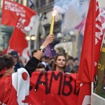 In primo piano il manifesto del corteo del 13 ottobre