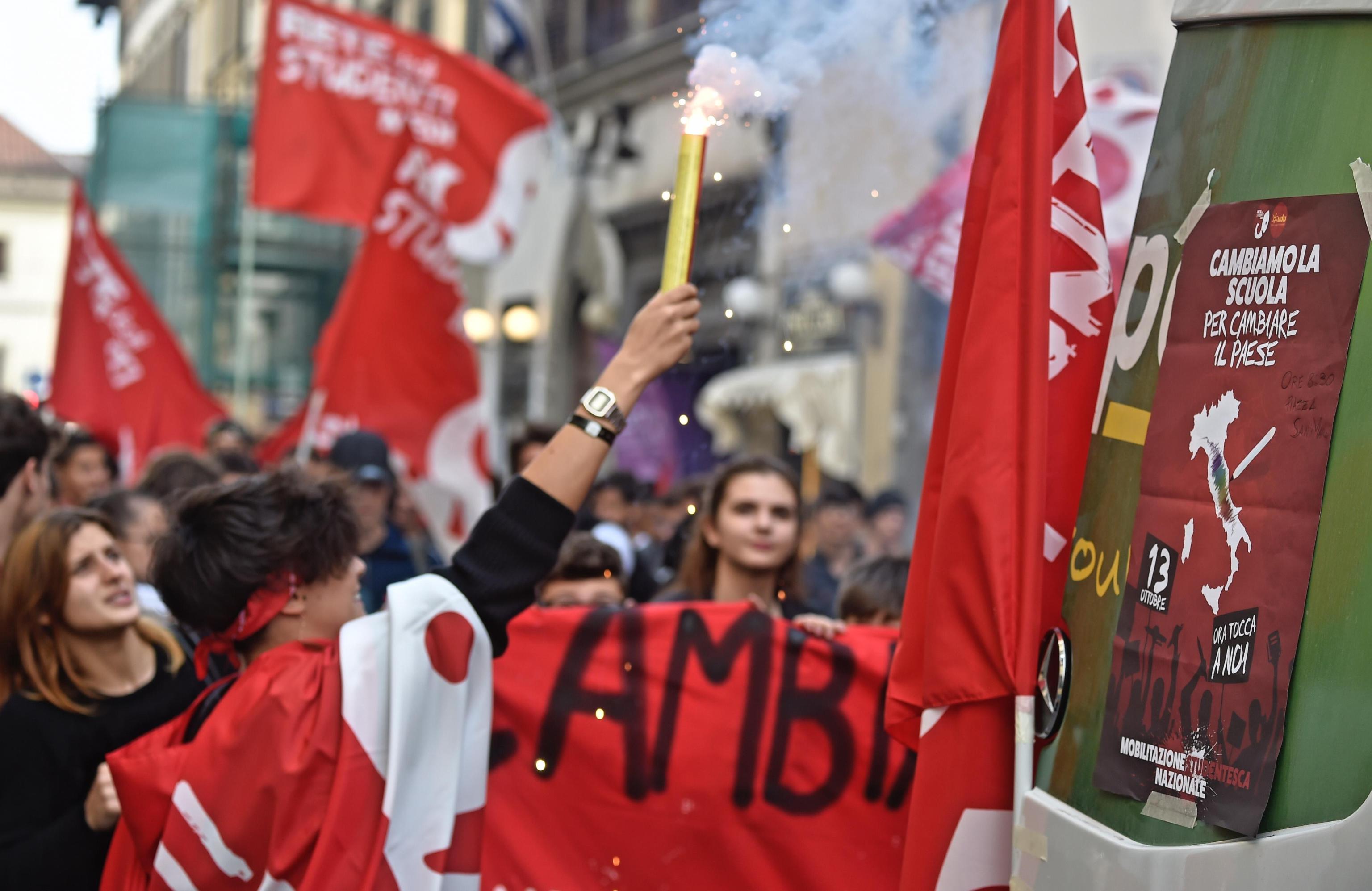In primo piano il manifesto del corteo del 13 ottobre