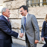 Pietro Grasso e Francesco Bonini si congedano fuori dall'Università Pietro Grasso e Francesco Bonini si congedano fuori dall'Università