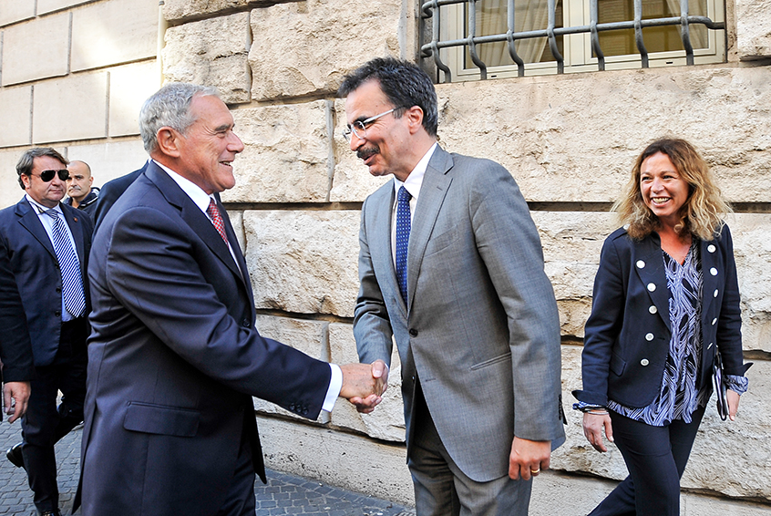 Pietro Grasso e Francesco Bonini si congedano fuori dall'Università Pietro Grasso e Francesco Bonini si congedano fuori dall'Università