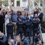 Manifestanti catalani si accalcano al cordone della Policia spagnola fuori dal tribunale. Manifestanti catalani si accalcano al cordone della Policia spagnola fuori dal tribunale.