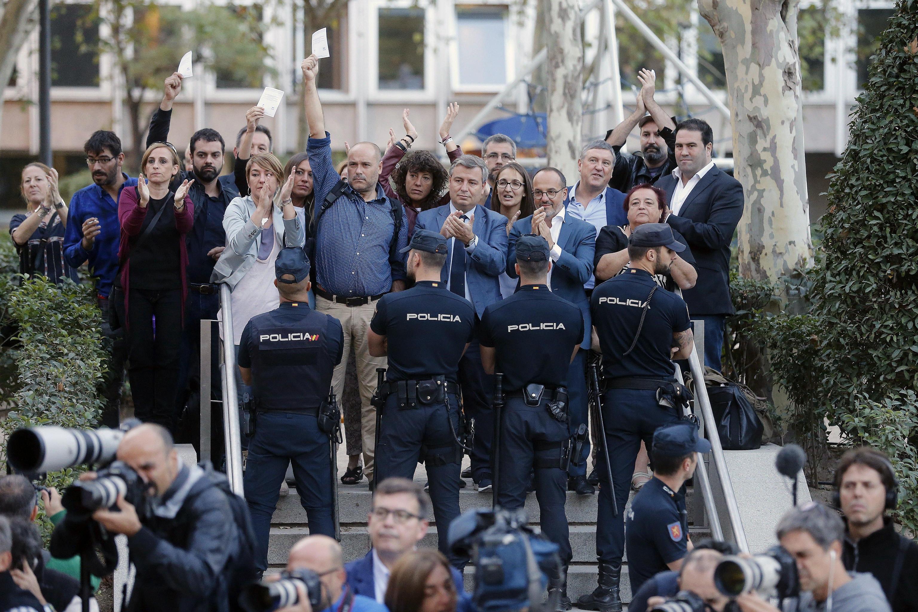 Manifestanti catalani si accalcano al cordone della Policia spagnola fuori dal tribunale. Manifestanti catalani si accalcano al cordone della Policia spagnola fuori dal tribunale.