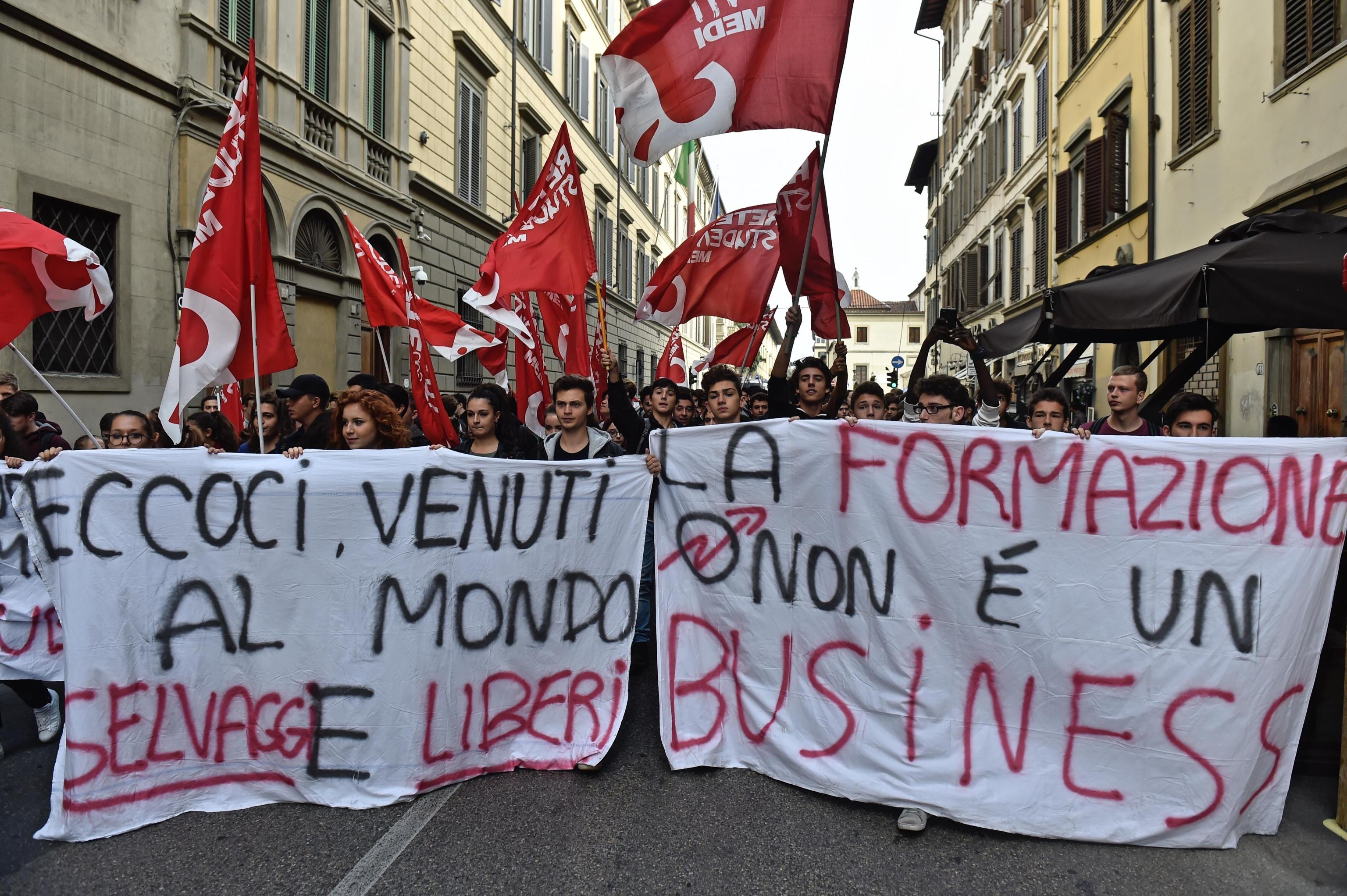 Manifesti contro l'alternanza scuola-lavoro a Firenze