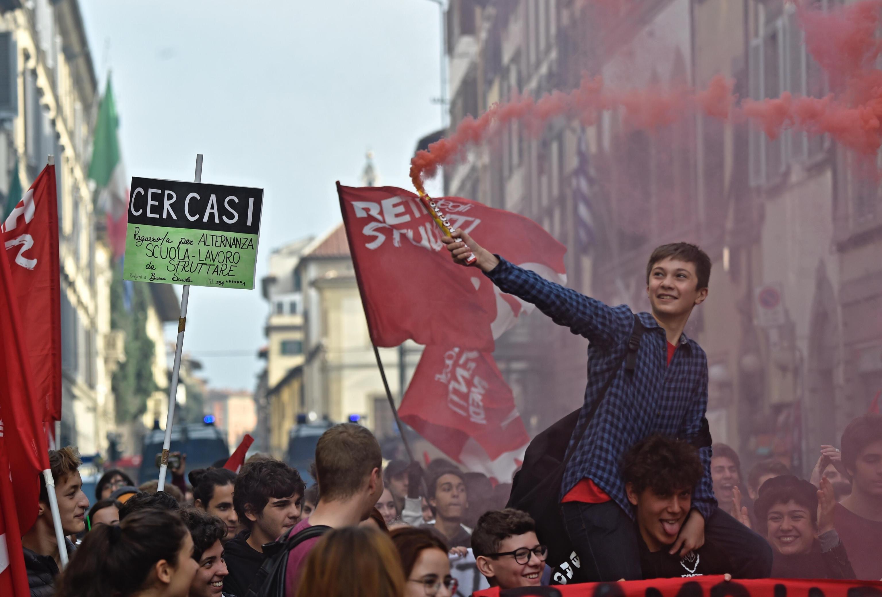 Nel corteo a Firenze sfila un cartello: "Cercasi regolamentazione"